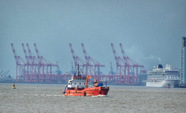 You are currently viewing Ships on the Mersey and high and low tides on Tuesday, July 23