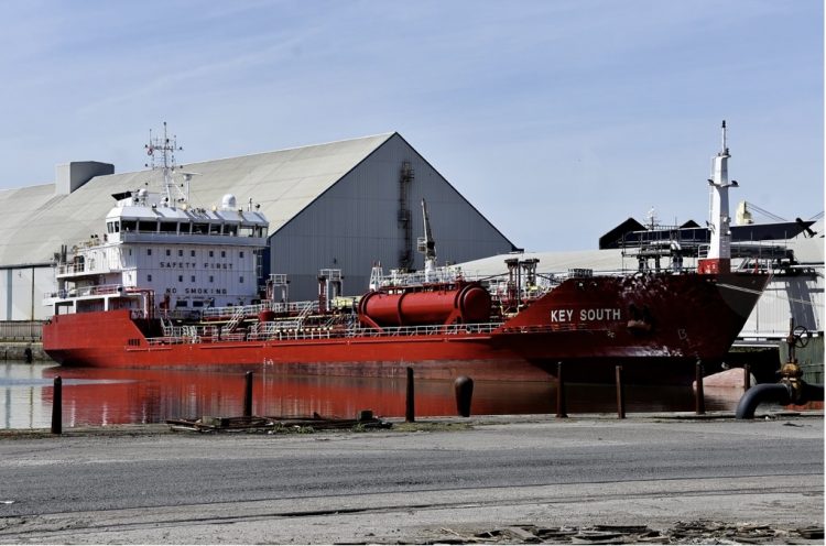 You are currently viewing Ships on the Mersey and high and low tides on Monday, October 28