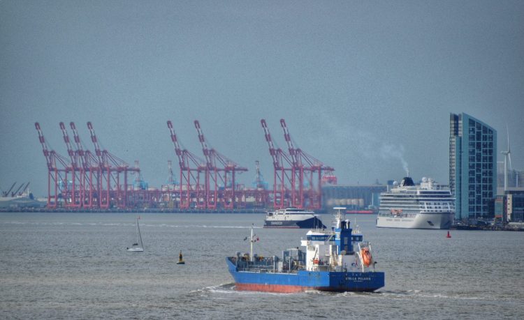 You are currently viewing Ships on the Mersey and high and low tides on Wednesday, December 4