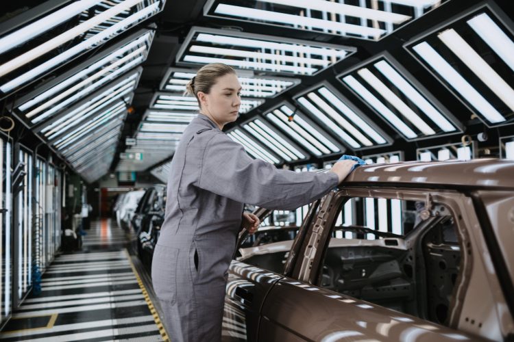 You are currently viewing Jaguar Land Rover responds to 25% US tariffs