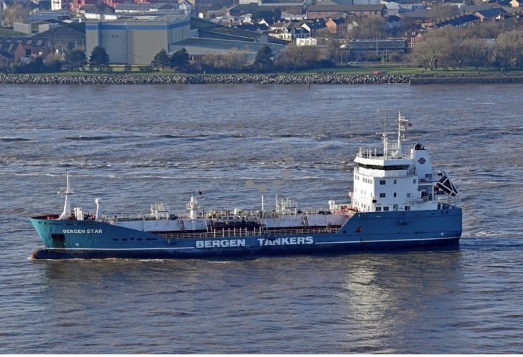 You are currently viewing Ships on the Mersey and high and low tides on Friday, April 4